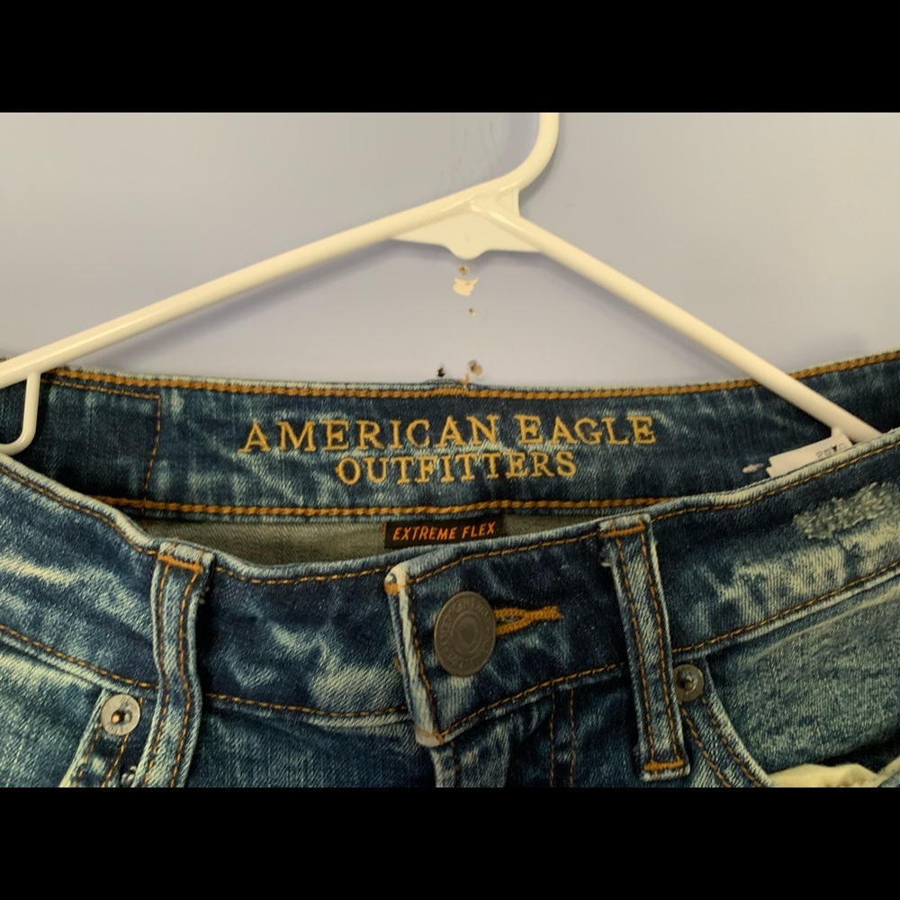 AMERICAN EAGLE RIPPED JEANS